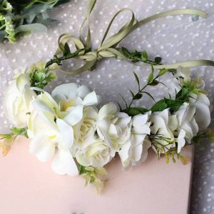 Élégante couronne de fleurs pour décoration festive