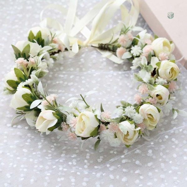 Couronne printanière blanche avec fleurs fraîches