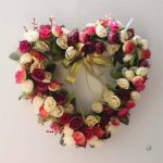 Accessoire floral cœur, idéal pour mariages ou fêtes