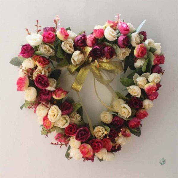 Accessoire floral cœur, idéal pour mariages ou fêtes