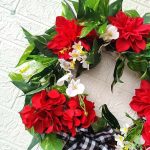 Couronne de fleurs avec géraniums rouges vibrants