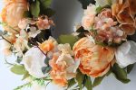 Couronne de fleurs avec pivoines, un charme naturel