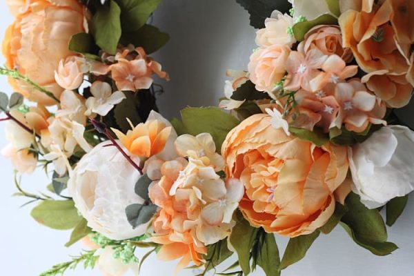 Couronne de fleurs avec pivoines, un charme naturel