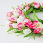 Couronne de fleurs printanières avec tulipes éclatantes