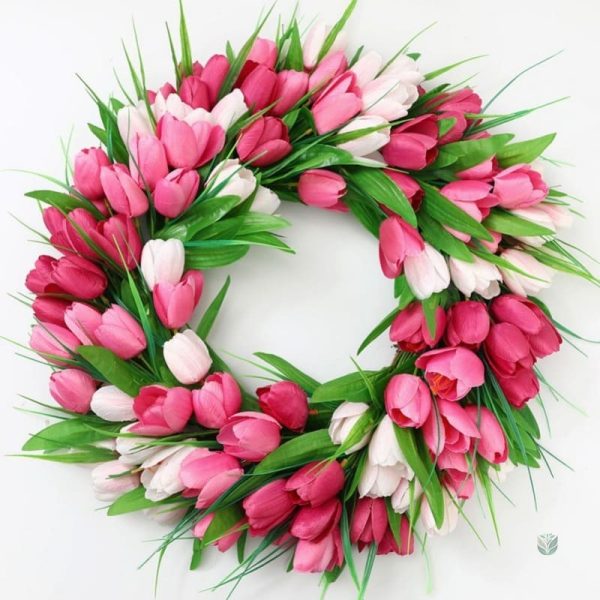 Couronne de fleurs artisanale en tulipes vibrantes