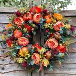Couronne de fleurs et citrouilles décorative pour automne