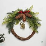 Couronne décorative en pomme de pin pour Cyber Monday