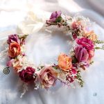 Couronnes de fleurs artisanales pour look nuptial parfait