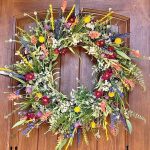 Fleurs séchées assemblées en couronne décorative