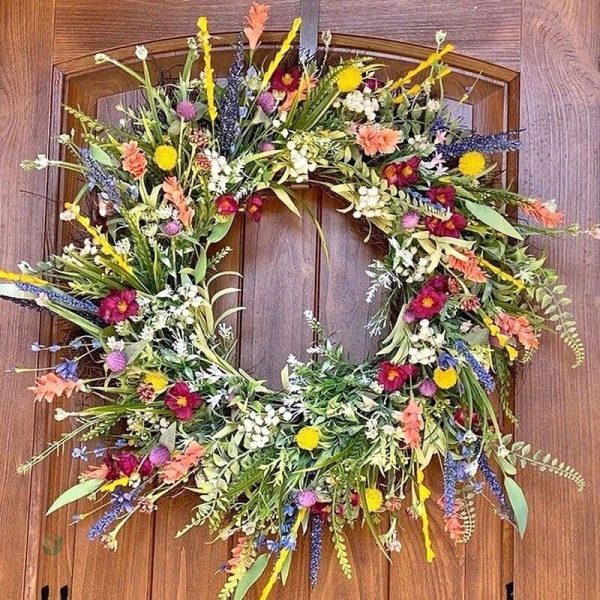Fleurs séchées assemblées en couronne décorative