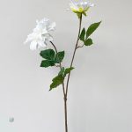 Composition de dahlia artificiel pour un look frais