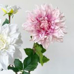 Dahlia décoratif en plastique pour une décoration sans entretien