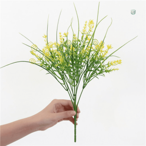 Arrangement de fausses fleurs pour une décoration intérieure