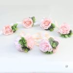 Fleurs fraîches pour embellir la voiture des mariés
