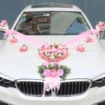 Ornement de voiture mariage avec fleurs décoratives