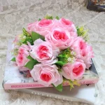 Composition florale romantique pour cérémonie nuptiale
