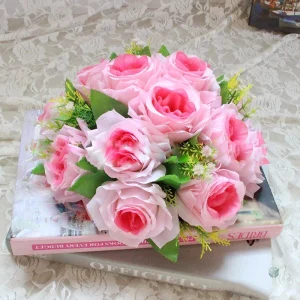 Composition florale romantique pour cérémonie nuptiale