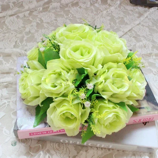 Boule de fleurs colorées pour ambiance nuptiale