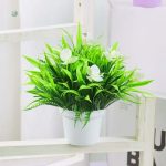 Fausse petite plante décorative en pot
