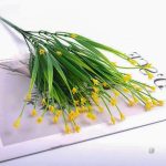 Petites fleurs artificielles colorées pour la décoration