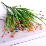 Arrangement de fleurs synthétiques pour un look frais