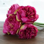 Arrangement de fausses pivoines pour événements festifs