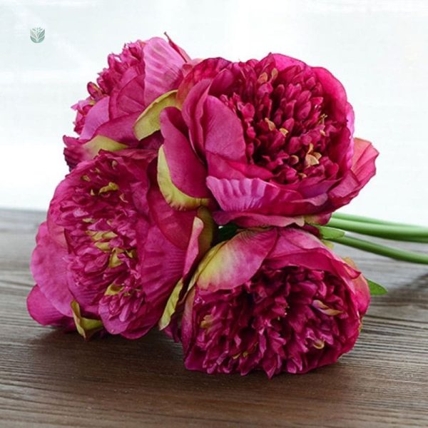Arrangement de fausses pivoines pour événements festifs