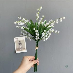 Composition en muguet synthétique, idéal pour les événements