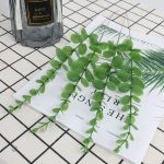 Branche d'eucalyptus synthétique, aspect réaliste