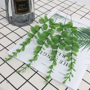 Branche d'eucalyptus synthétique, aspect réaliste