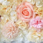 Arrangement floral synthétique pour décoration nuptiale