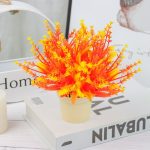 Fleur artificielle orange en décoration intérieure