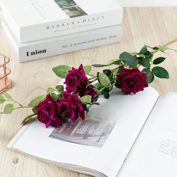 Fleur rose en plastique, look naturel