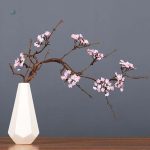 Fleur de cerisier artificielle sur fond blanc