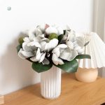 Arrangement floral avec Magnolia, touche de fraîcheur