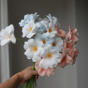 Fleurs Narcisses artificielles élégantes en décoration intérieure