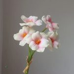 Arrangement floral de narcisses synthétiques pour un look printanier