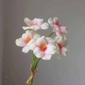 Arrangement floral de narcisses synthétiques pour un look printanier