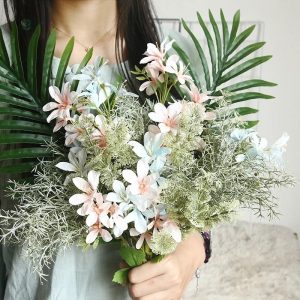 Fleurs décoratives en matériaux synthétiques