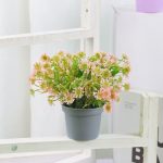 Arrangement floral artificiel en pot élégant