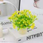 Fleurs artificielles en pot pour ambiance chaleureuse