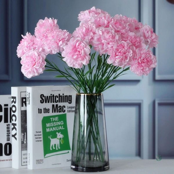 Carnations artificielles, décoration florale élégante