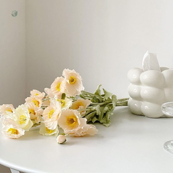 Fleurs de pavot en plastique, beauté intemporelle