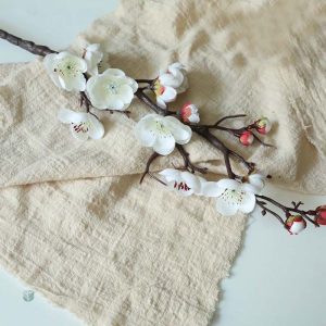 Fleurs de prunier synthétiques en teintes douces et naturelles