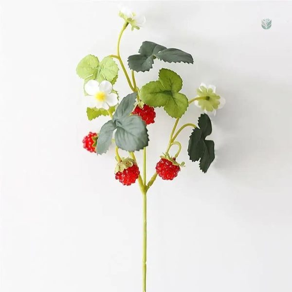 Fraises artificielles en arrangement floral coloré