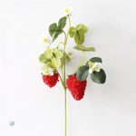 Bouquet de fleurs fraises artificielles pour embellir un espace