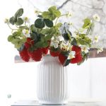 Fleurs fraises artificielles, option durable et esthétique