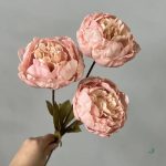 Pivoines artificielles colorées ajoutant du charme à votre espace