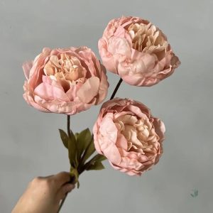 Pivoines artificielles colorées ajoutant du charme à votre espace