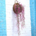 Fleurs tombantes synthétiques pour une décoration sans souci